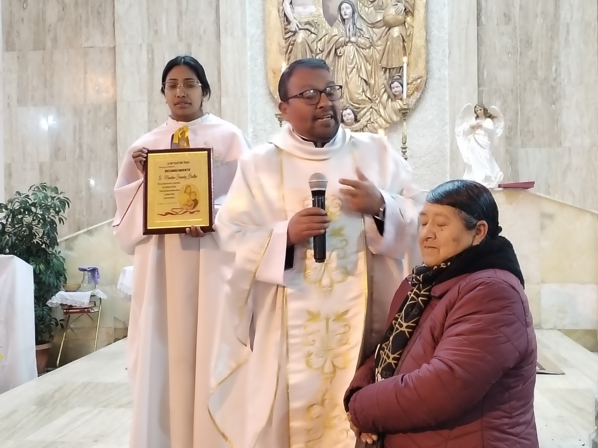 Reconocen a Marcelina por 20 años de servicio en la Parroquia San Roque
