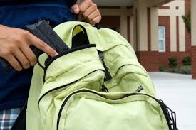 Estudiante armado provoca pánico en un colegio
