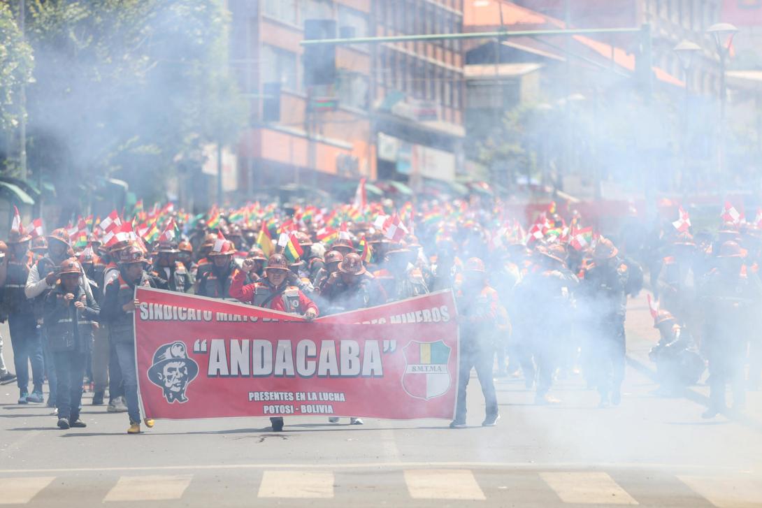 Mineros asalariados marchan en contra de tomas ilegales de yacimientos