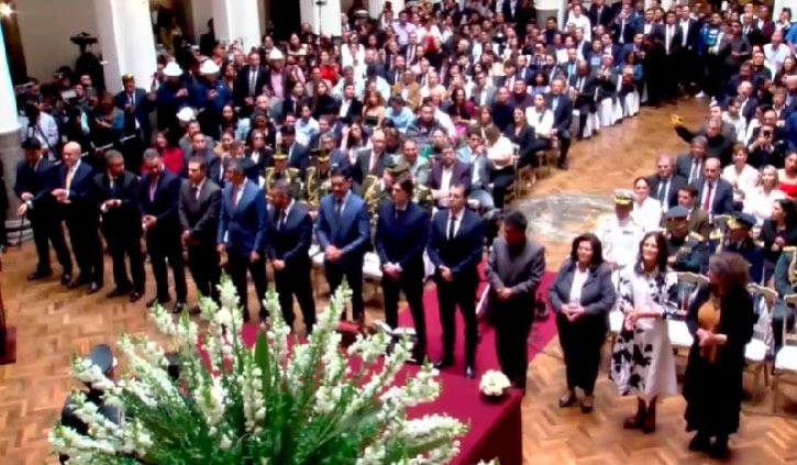 Paz posesiona a su primer gabinete de ministros y les pide trabajo de 24/7