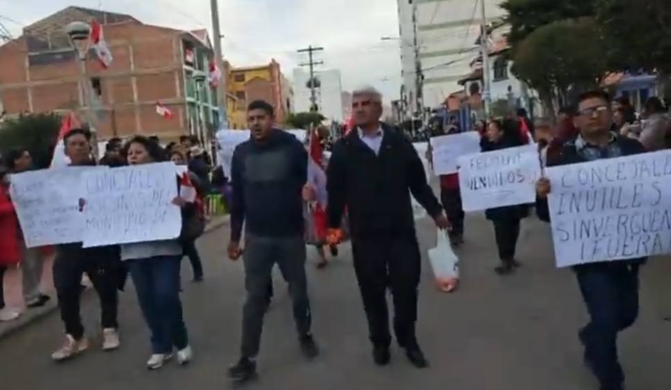 Cívicos protestan con huevos y tomates durante el desfile