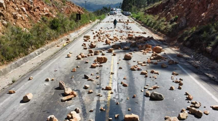 Mientras el gobierno y la COB dialogan, los bloqueos en carreteras suben a 19