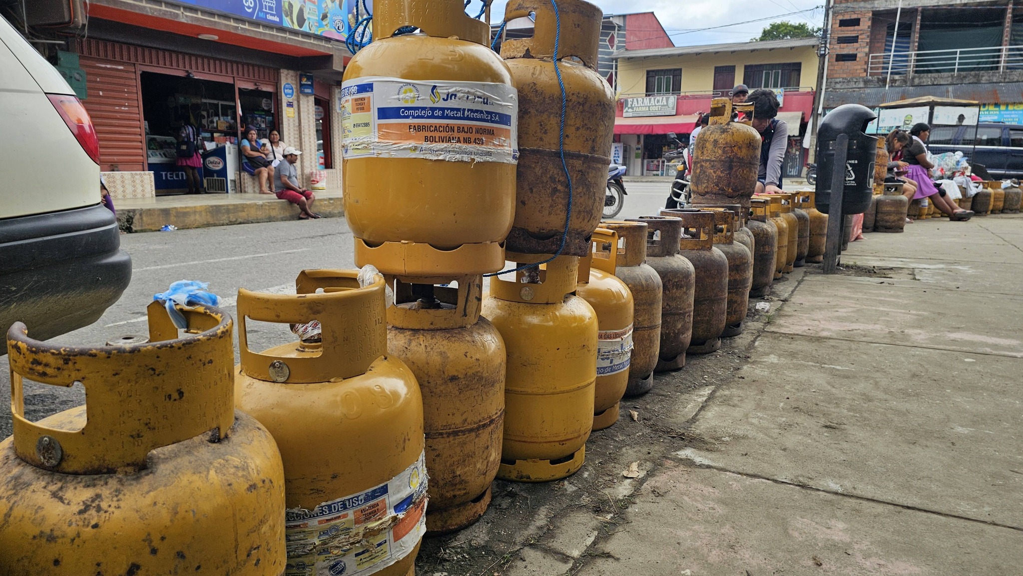 Piden cédula de identidad para la venta de GLP y las filas persisten en al menos seis regiones