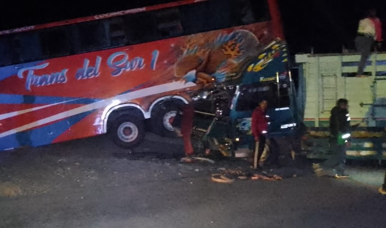 Camión se estrella contra bus y deja una víctima fatal