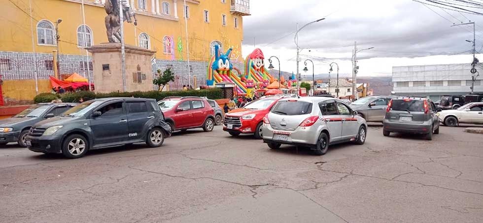 Taxistas cobran hasta Bs 50 por carreras urbanas y usuarios denuncian abusos