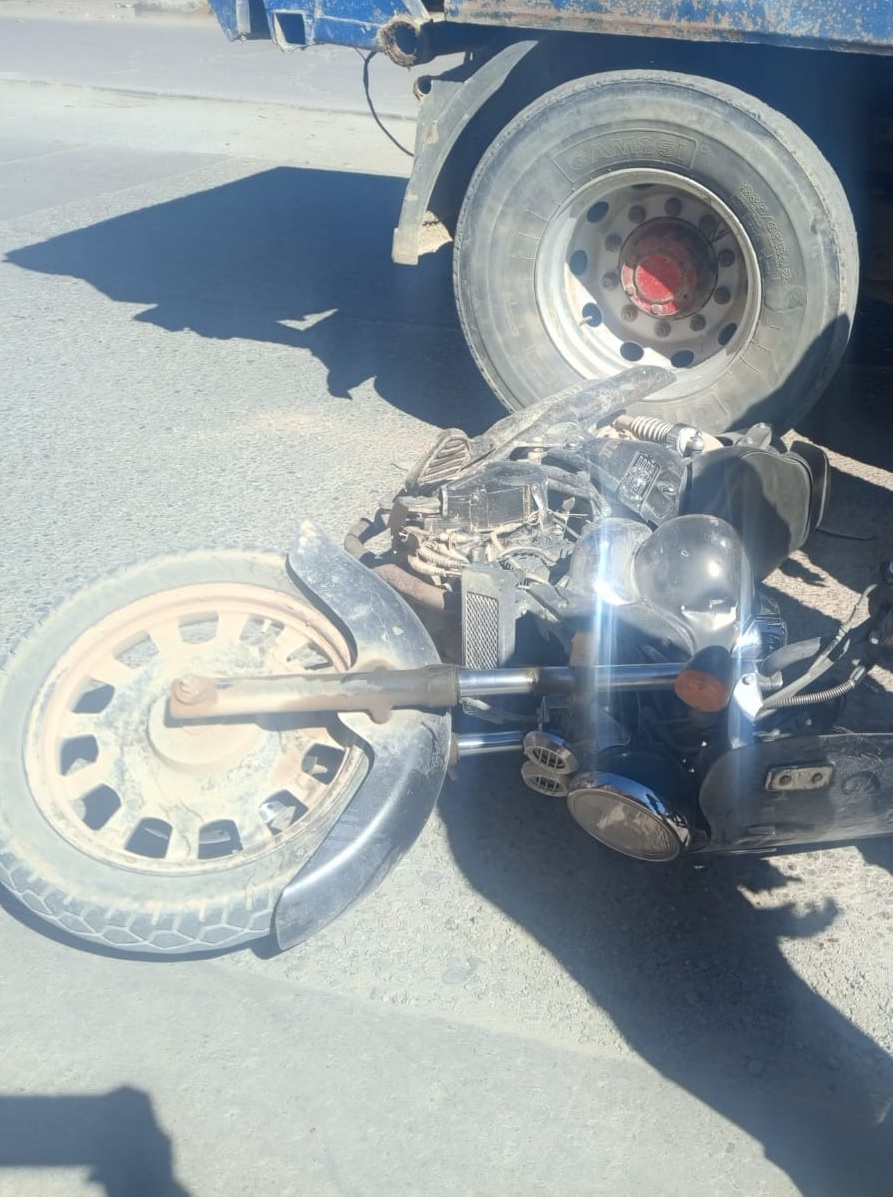 Motociclista ebrio se estrella contra un volquete y sale ileso