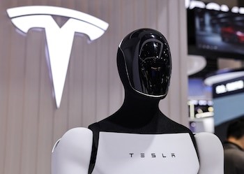 Elon Musk pronostica que la inteligencia artificial superará a la humana en cinco años y anticipa una economía dominada por robots